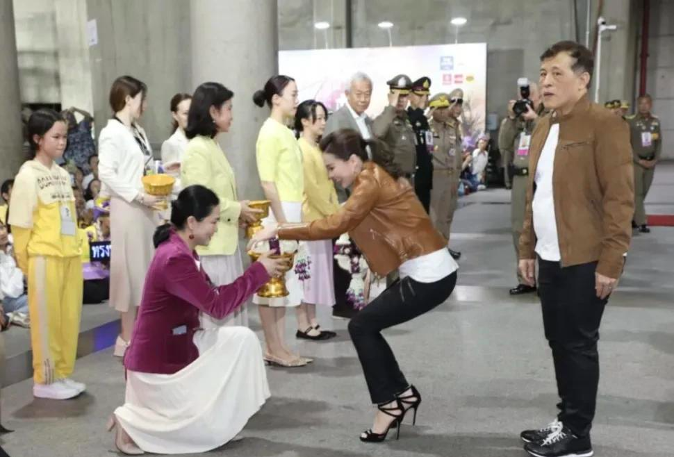 扶正新妃后，泰王陪苏提达穿情侣装看演唱会，王后踩10公分高跟鞋