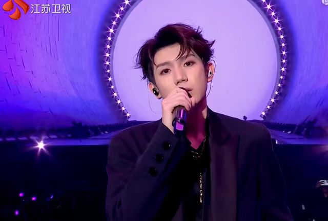 跨年晚会|跨年晚会疑似假唱争议：檀健次唱跳环节现疑云，王一博田曦薇离麦克风距离引猜测