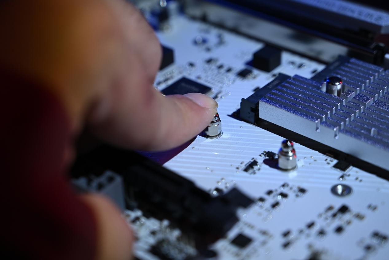 一脚踩爆英特尔的牙膏管：微星Z890刀锋钛开箱，玩命堆新技术？