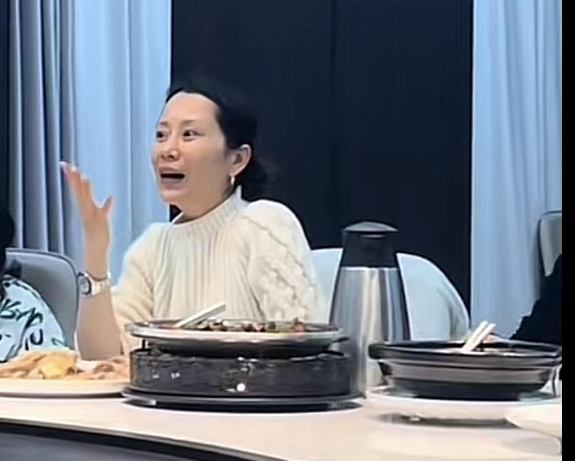 张曼玉说的太对，从断崖式衰老的海清身上，看到娱乐圈残酷的现实