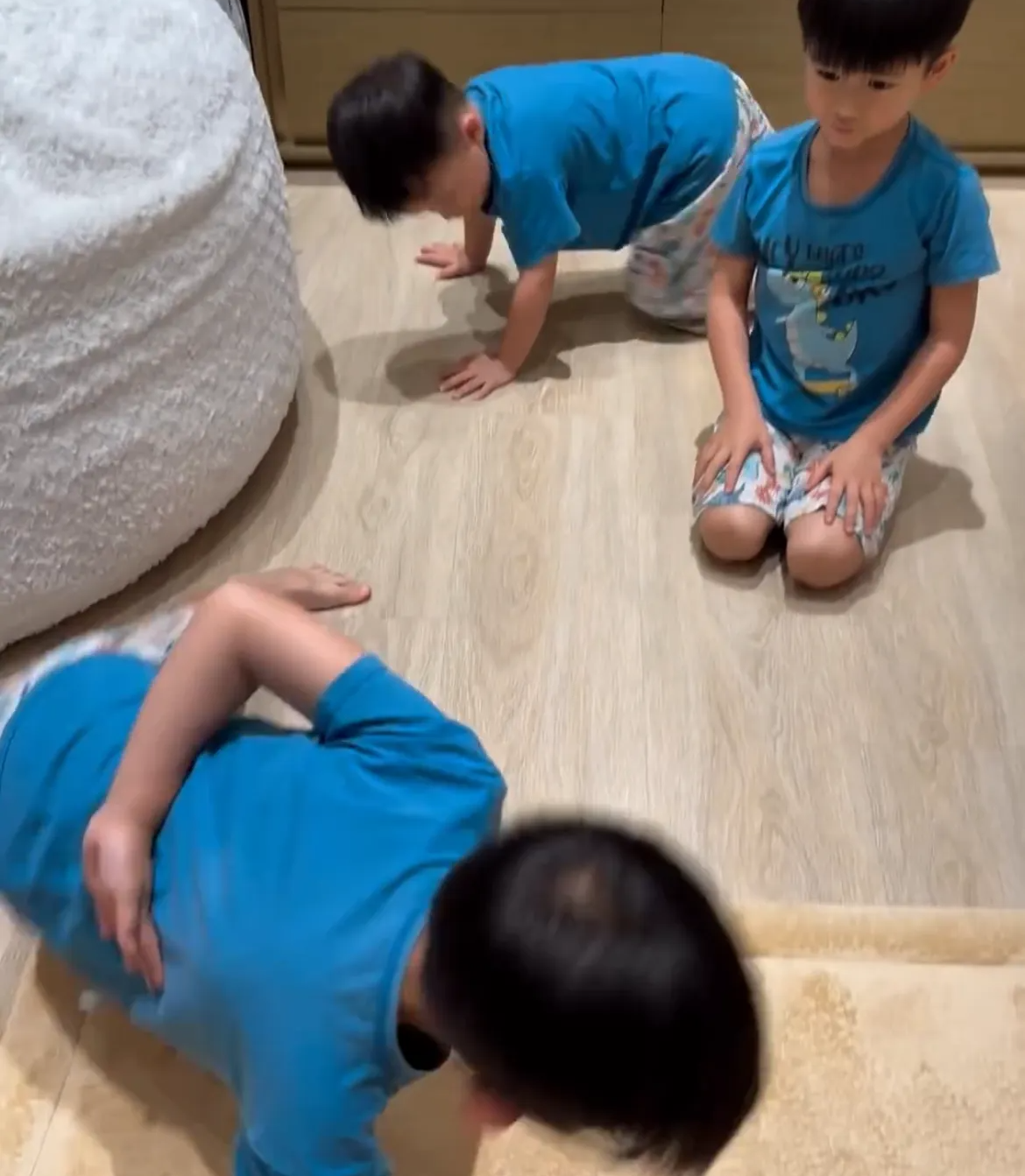 胡杏儿三个儿子比赛做俯卧撑，尽显男孩子的胜负欲，李乘德笑不停