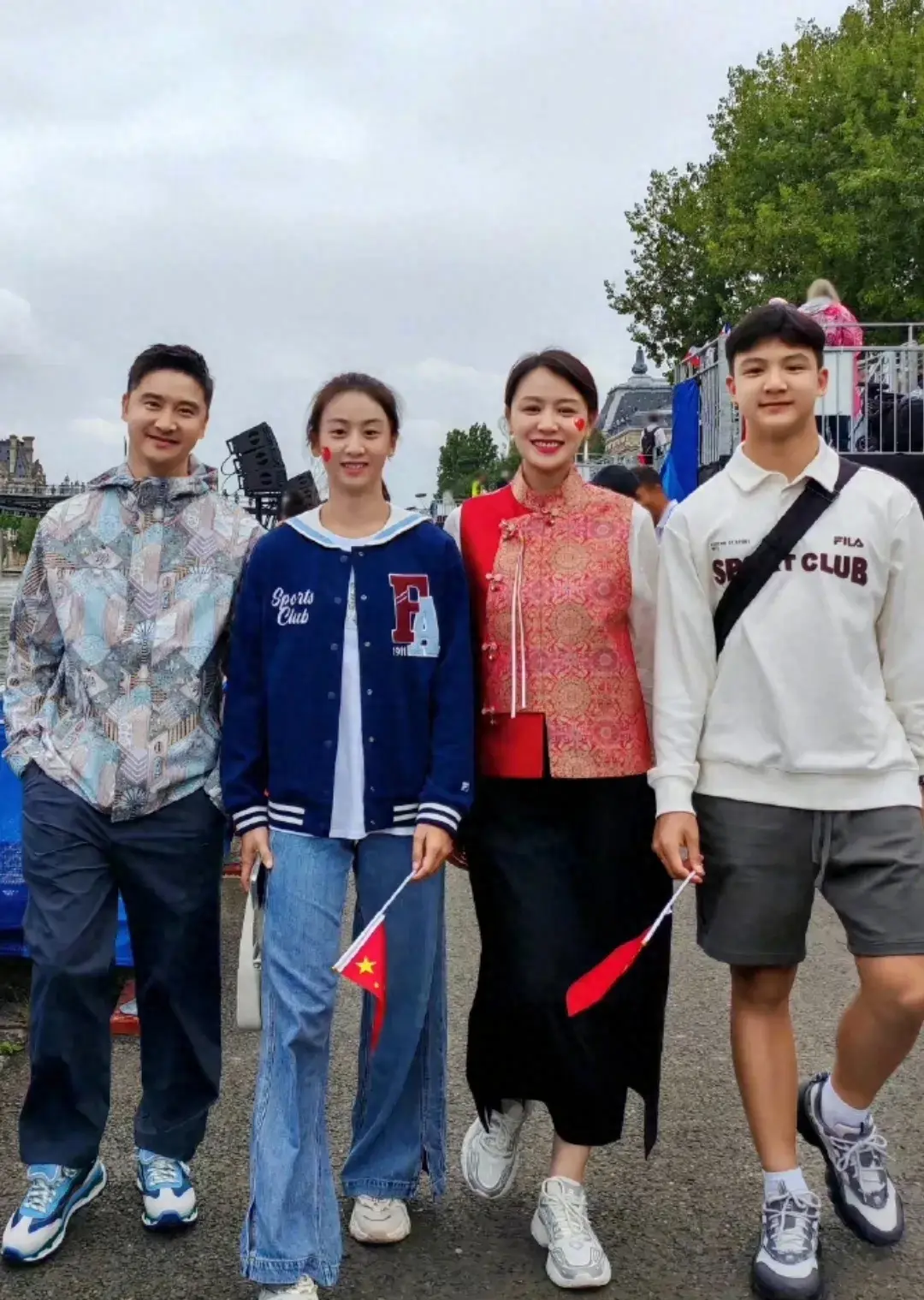 田亮一家巴黎看奥运,姐姐梳马尾气质清丽,12岁弟弟个子好魁梧