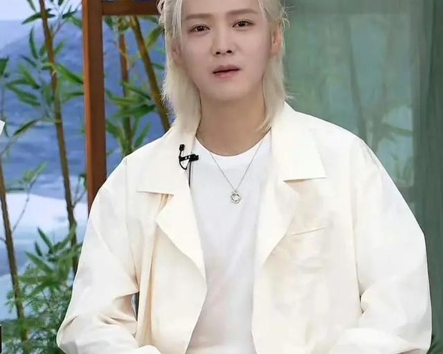 关晓彤真的胖了好多?网友:这脸盘这体型,是真让人不敢相信!