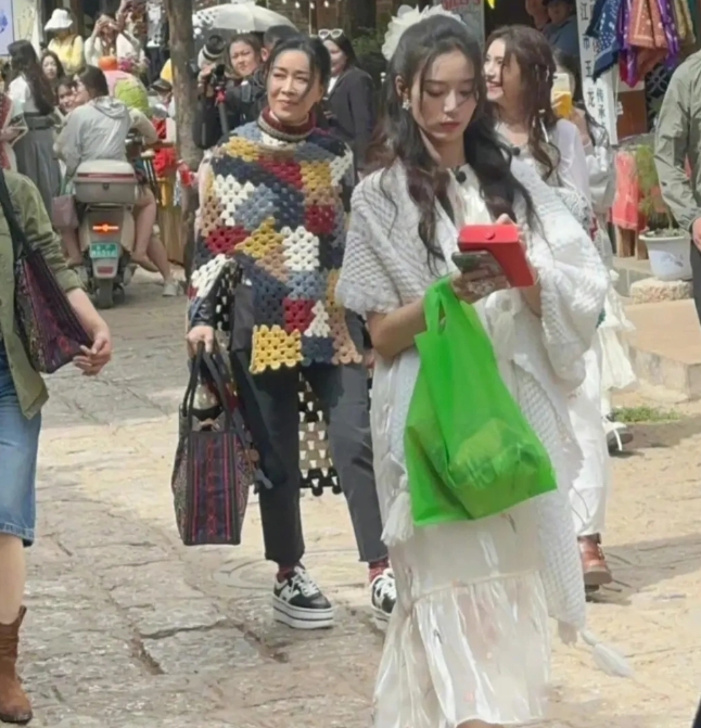 曝黄子韬求婚后续:一直缄默,粉丝集体伤心脱粉,许多亲密照曝出