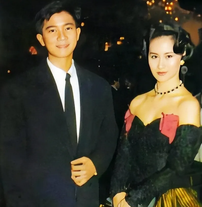 何超琼用一件紫色旗袍，彻底向外界证明，陈百强就是她的此生挚爱