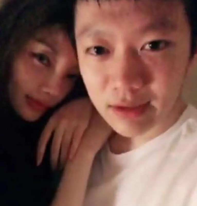 没想到,“做头发”事件才过去6年,李小璐就以“这种姿态”出现