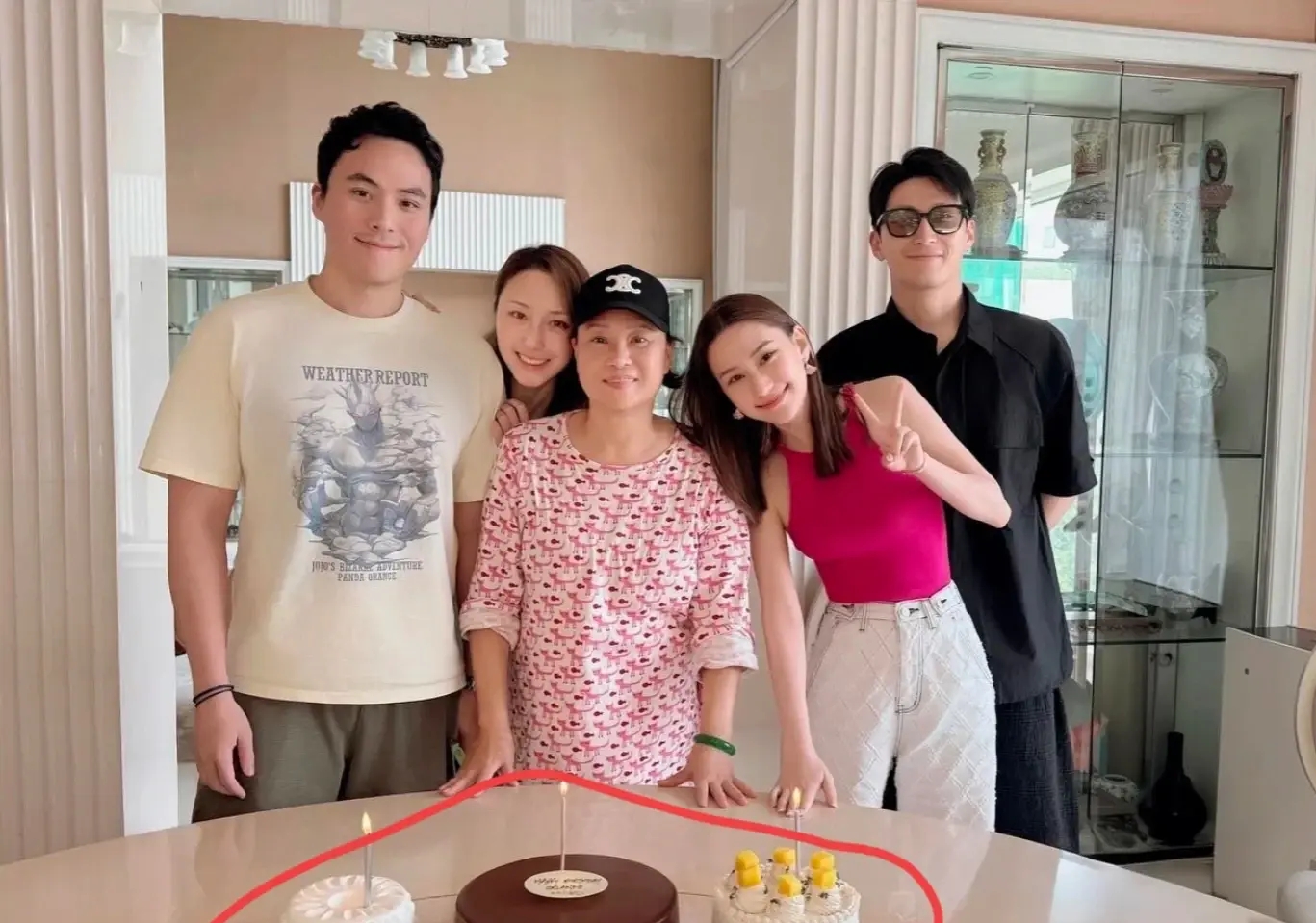 何超莲再晒合影!一家五口都在,窦骁终于进三太的5号大宅了