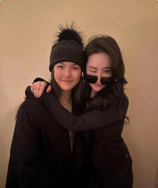 直到看见刘亦菲搂着王诗龄合照，才明白，伊能静说得确实没错