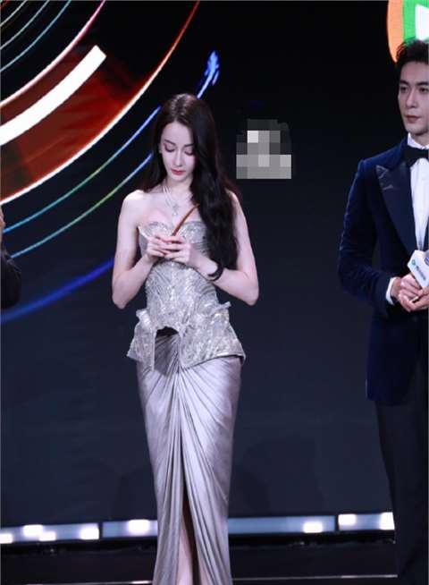 没想到，捂胸争议过去仅仅一年，迪丽热巴就以这种姿态出现