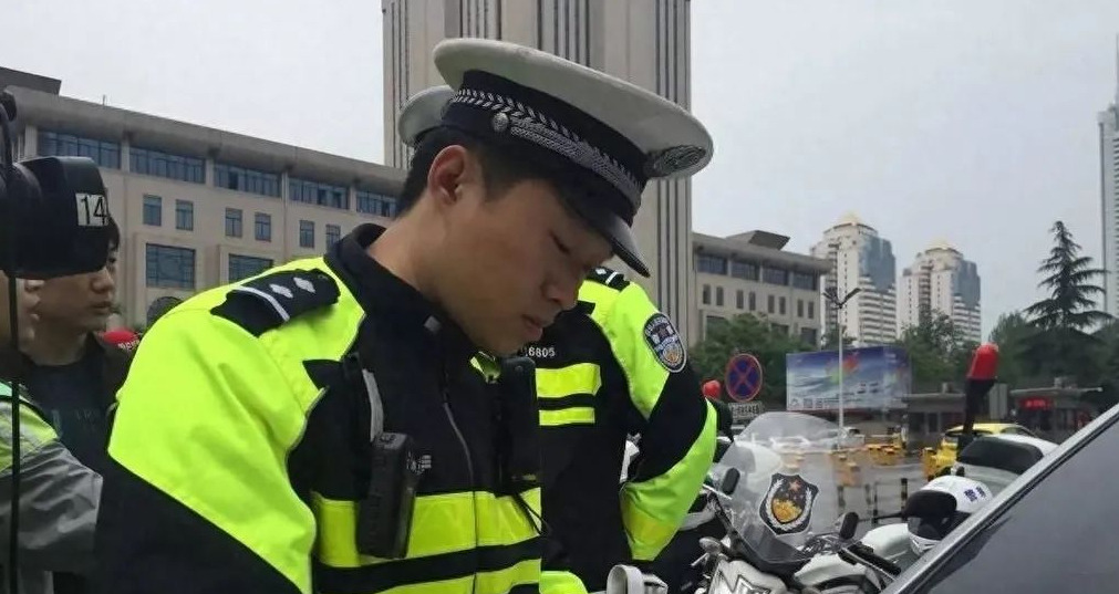 车上装了8箱啤酒被罚款，车主质问交警：车不正规，还是酒是假的？