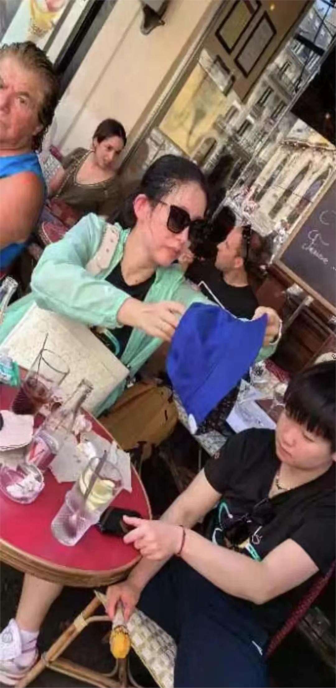 孙颖莎在巴黎街头吃冰淇淋,袜子穿反了,脸上的落寞表情令人心疼