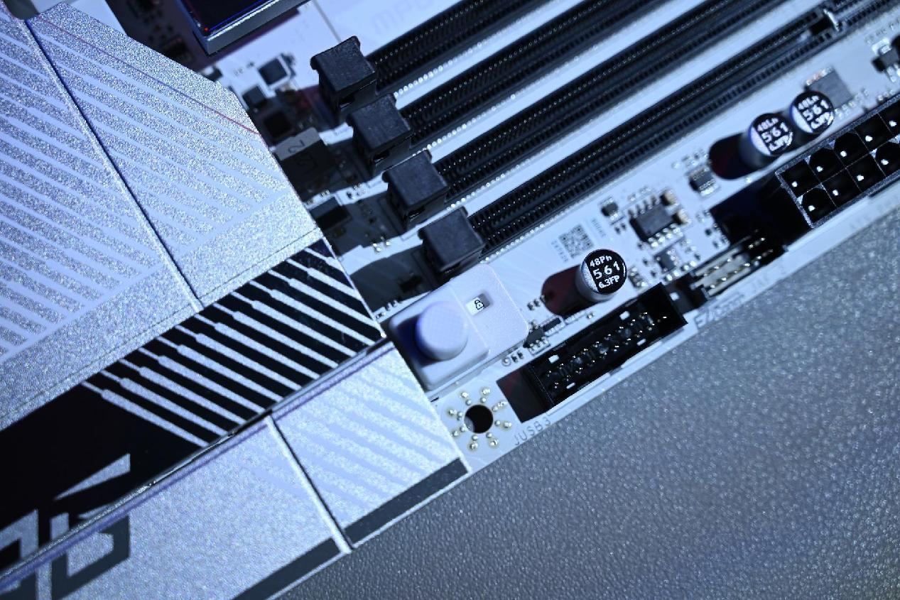 一脚踩爆英特尔的牙膏管：微星Z890刀锋钛开箱，玩命堆新技术？