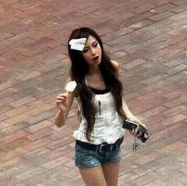 杨颖18岁在日本照片曝光,大口啃雪糕毫无形象,是否医美一看便知