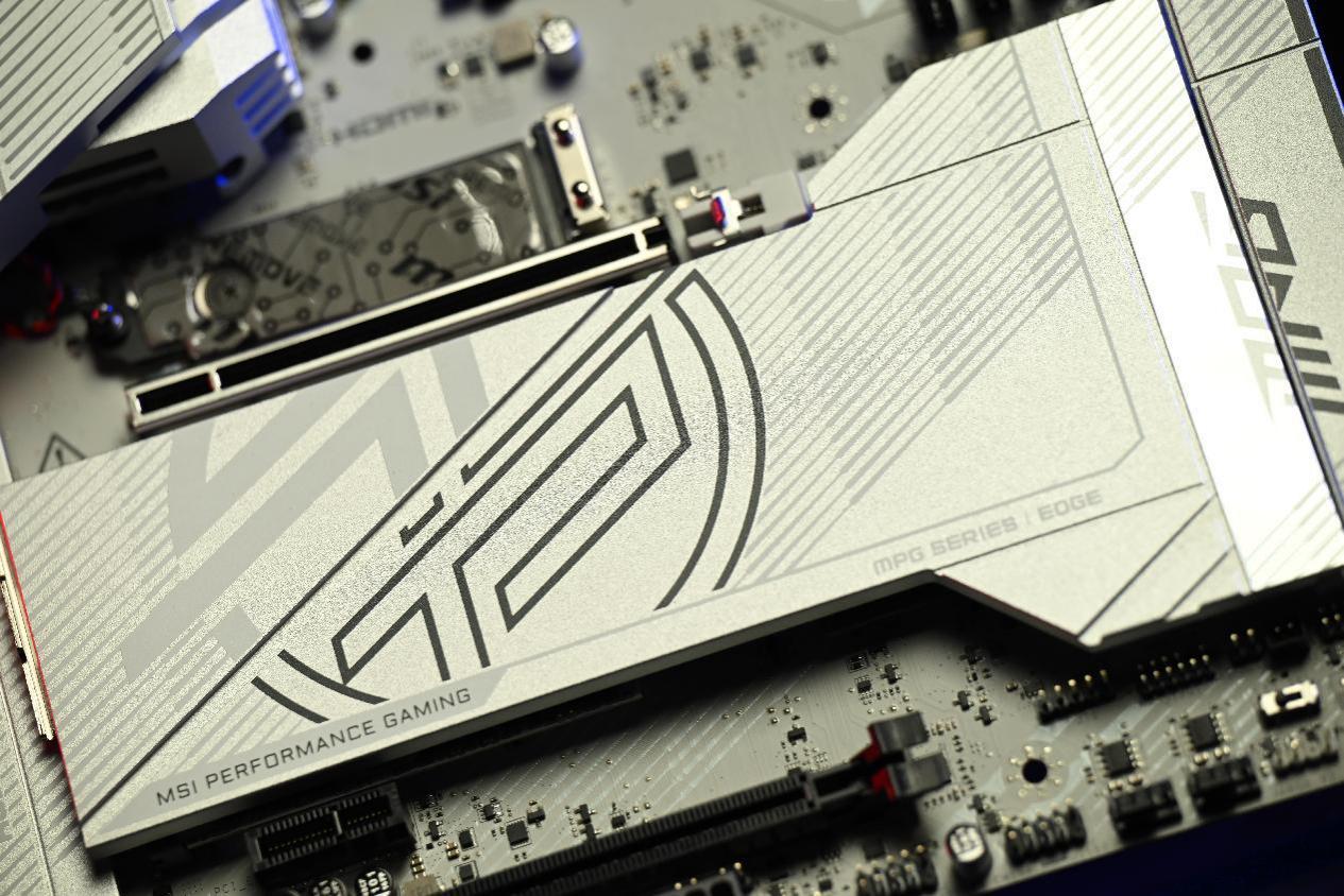 一脚踩爆英特尔的牙膏管：微星Z890刀锋钛开箱，玩命堆新技术？