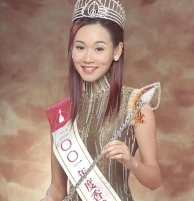 6冠港姐杨思琦近况曝光,在内地通宵直播,5分钟连线叫价约1200元