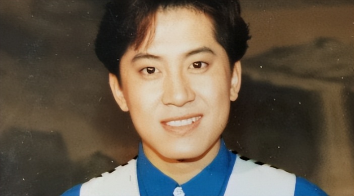 8次登春晚却作死入狱，如今55岁被富婆搂着卖唱，凄惨现状太唏嘘