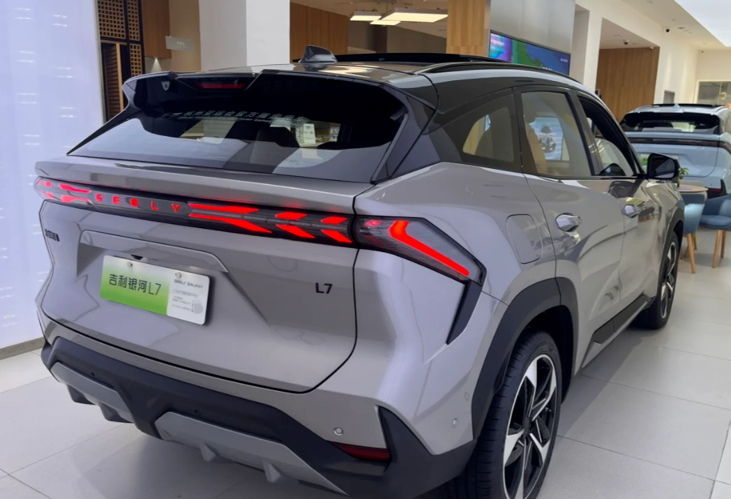 ?9万就能买混动SUV？吉利这招狠，三屏加持爆390匹