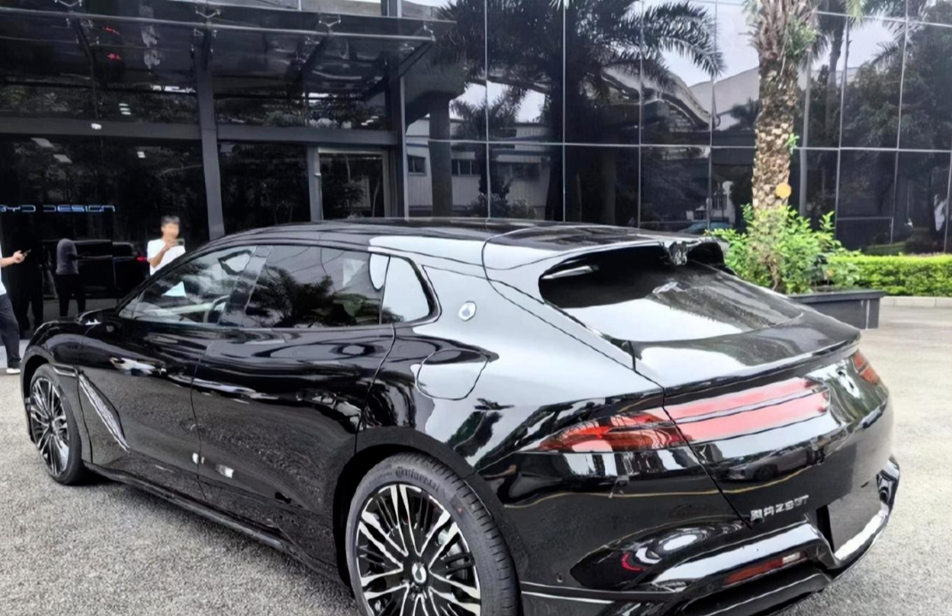 比亚迪超级跑车登场！710kW、3秒破百，这性能谁顶得住？