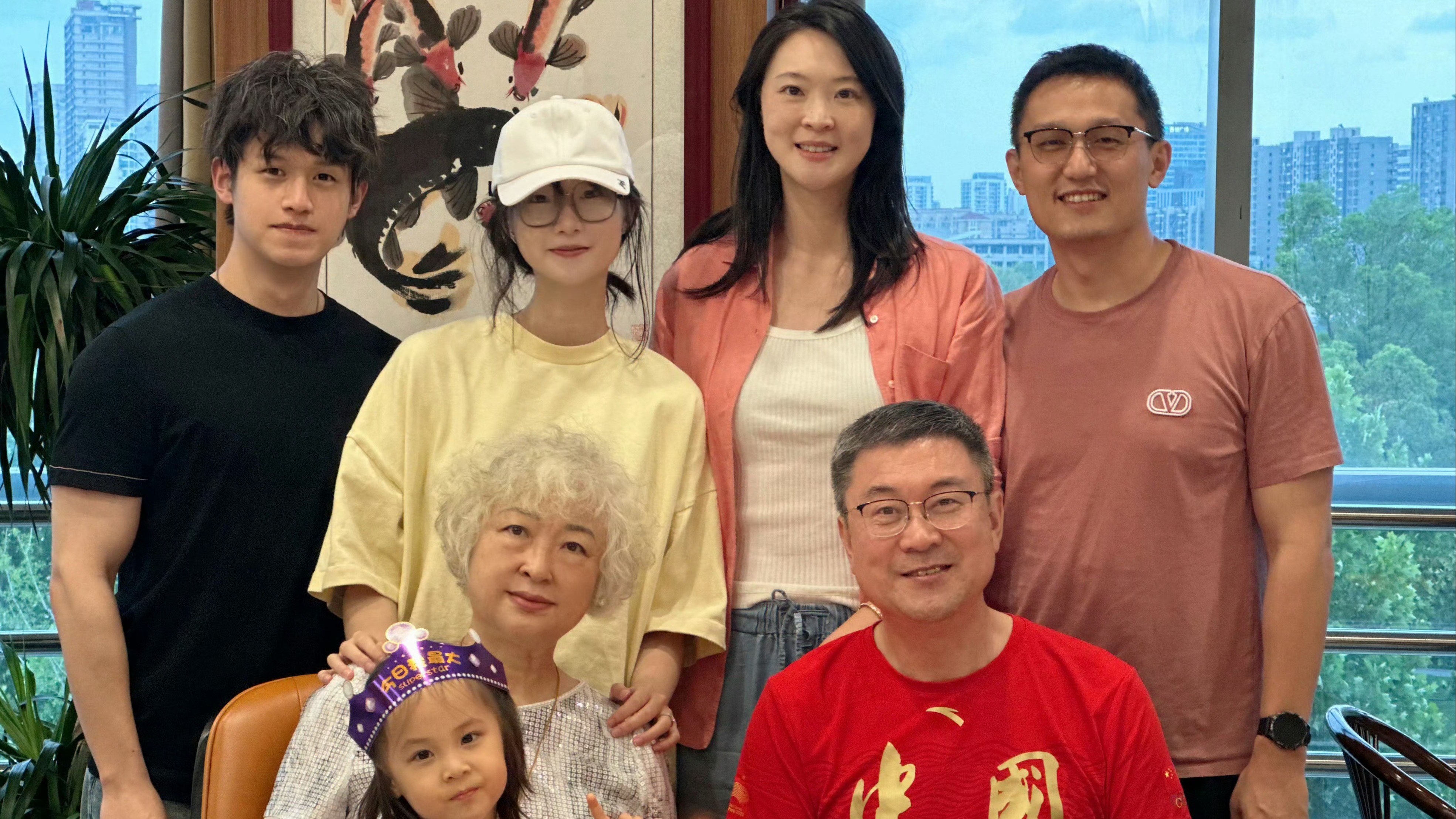 惠若琪晒全家福！比丈夫高半头，妹夫身材壮硕，妹妹最美