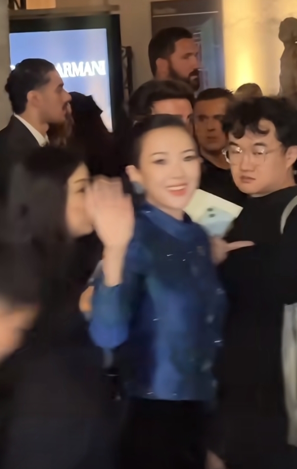 章子怡亮相米兰时装周,蓝色渐变刺绣外套搭盘发,美出新高度