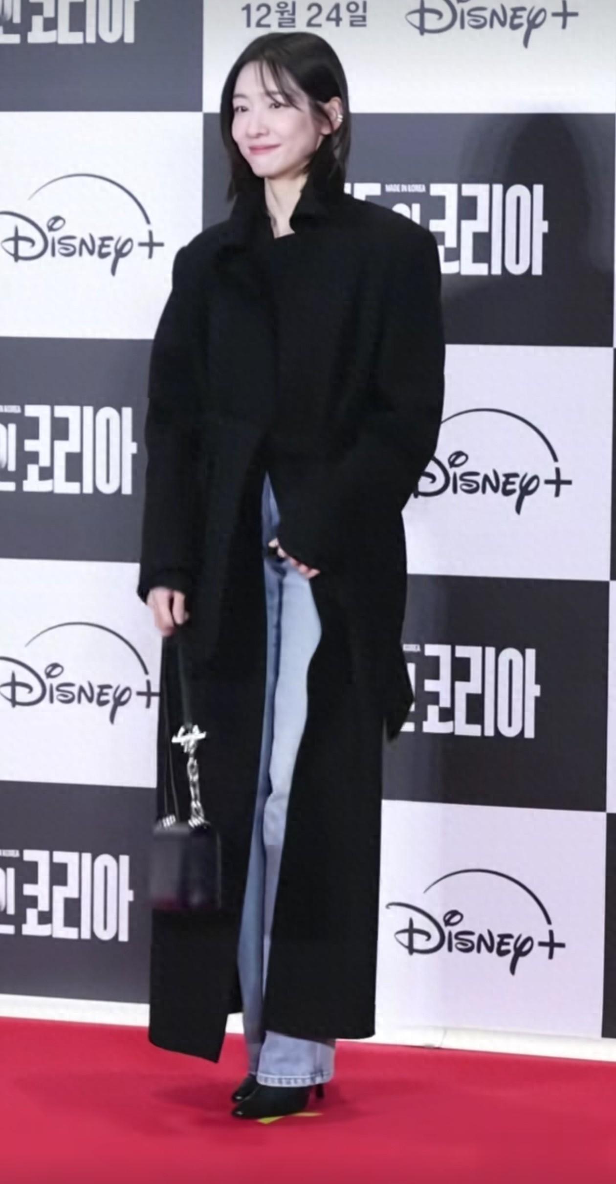 31岁朴智贤活动穿搭：齐肩发+大衣+牛仔裤，减龄时髦，发丝都好美