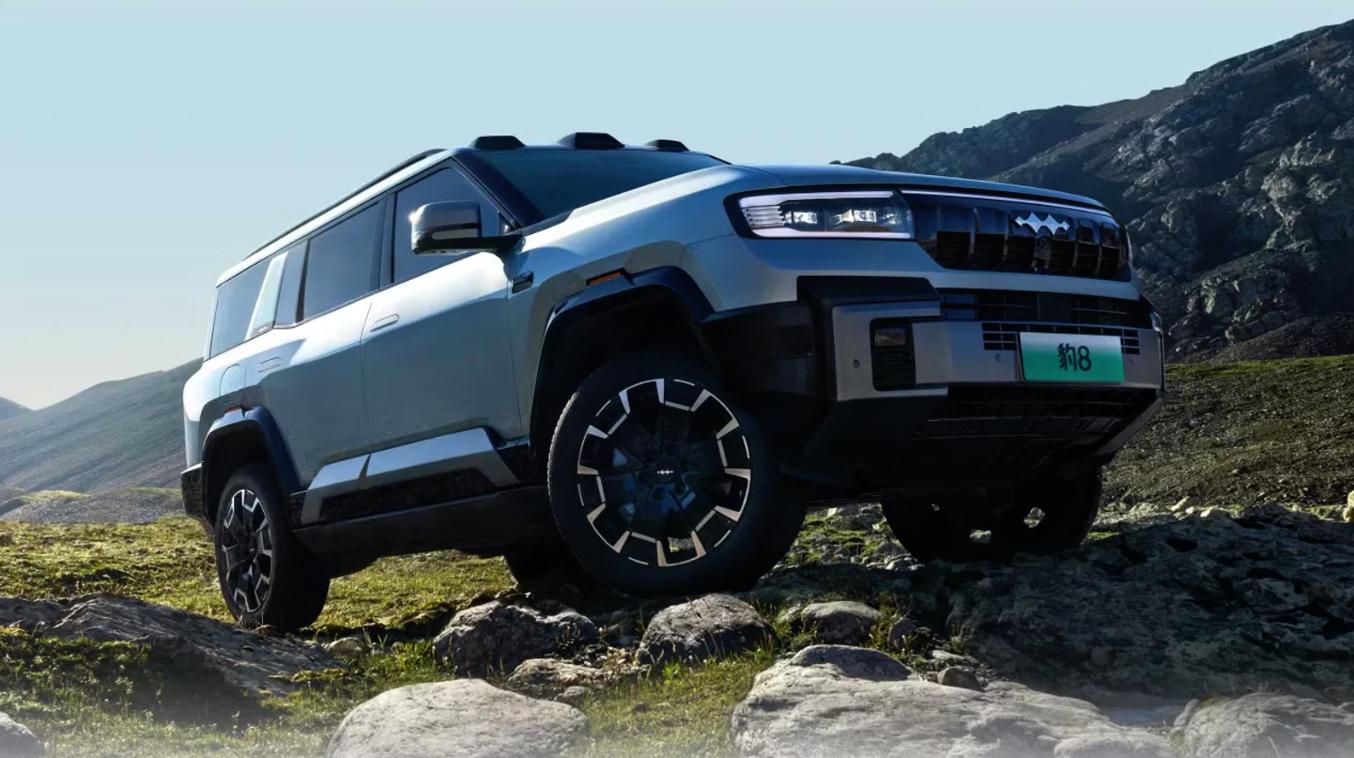 方程豹豹8伪装车现身澳洲 将以Denza B8名称销售 前脸与国内有所不同