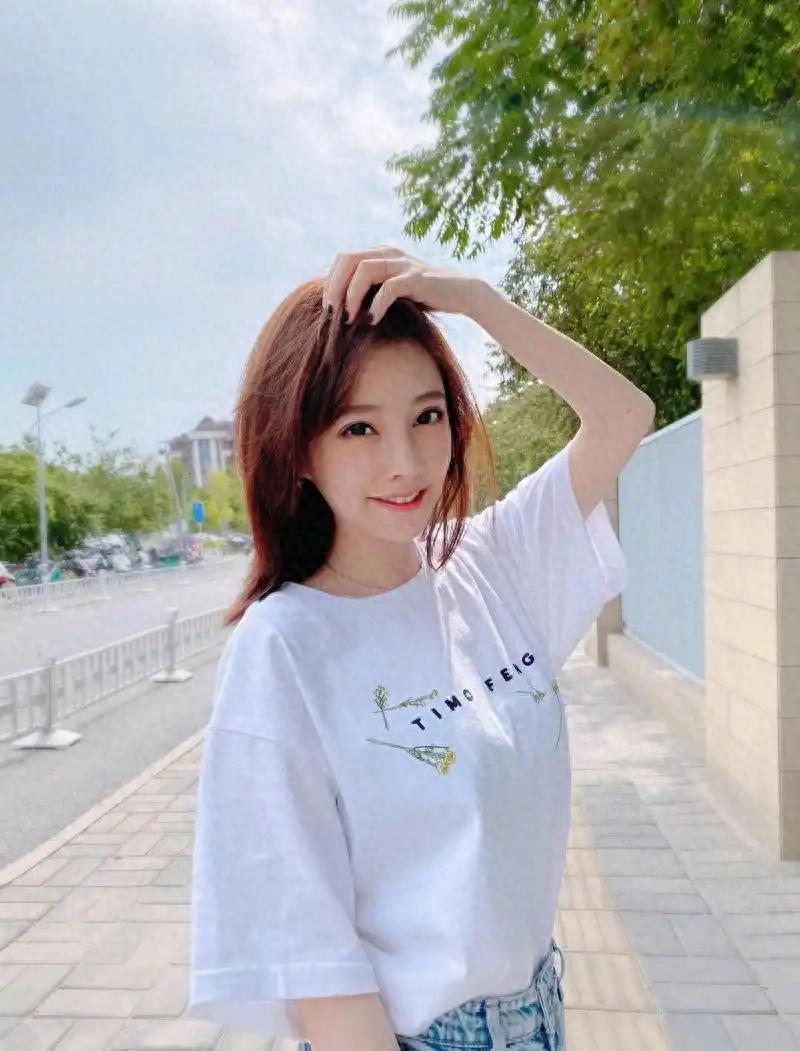 冯提莫瘦了50斤！直播展示松弛肚皮，网友直呼心疼