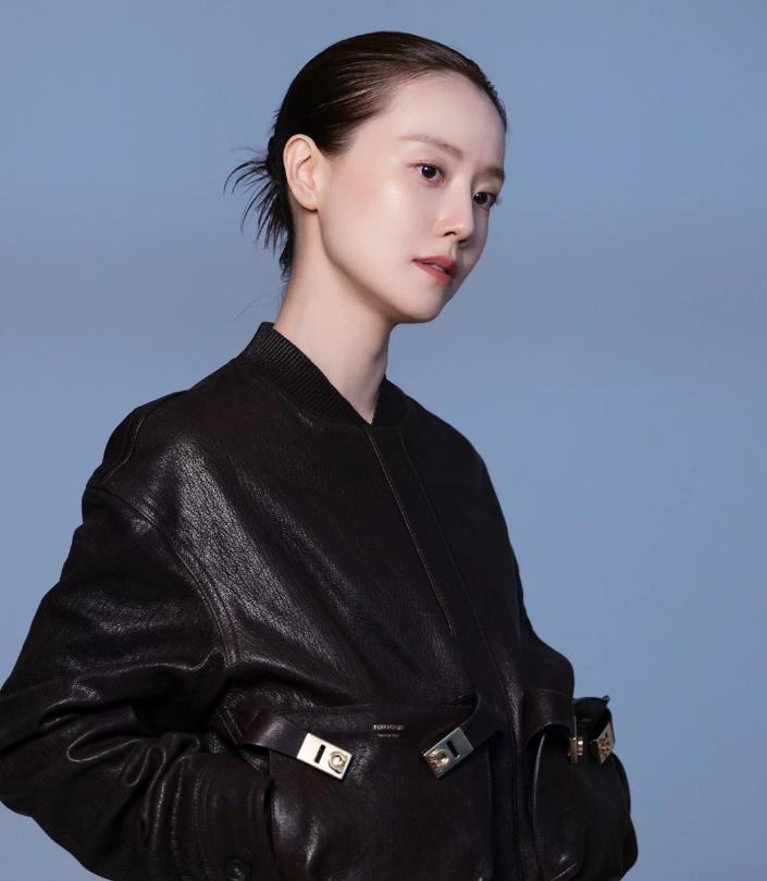 她是韩国真正的韩国“氧气美女” 长相温润漂亮，出道18年零绯闻