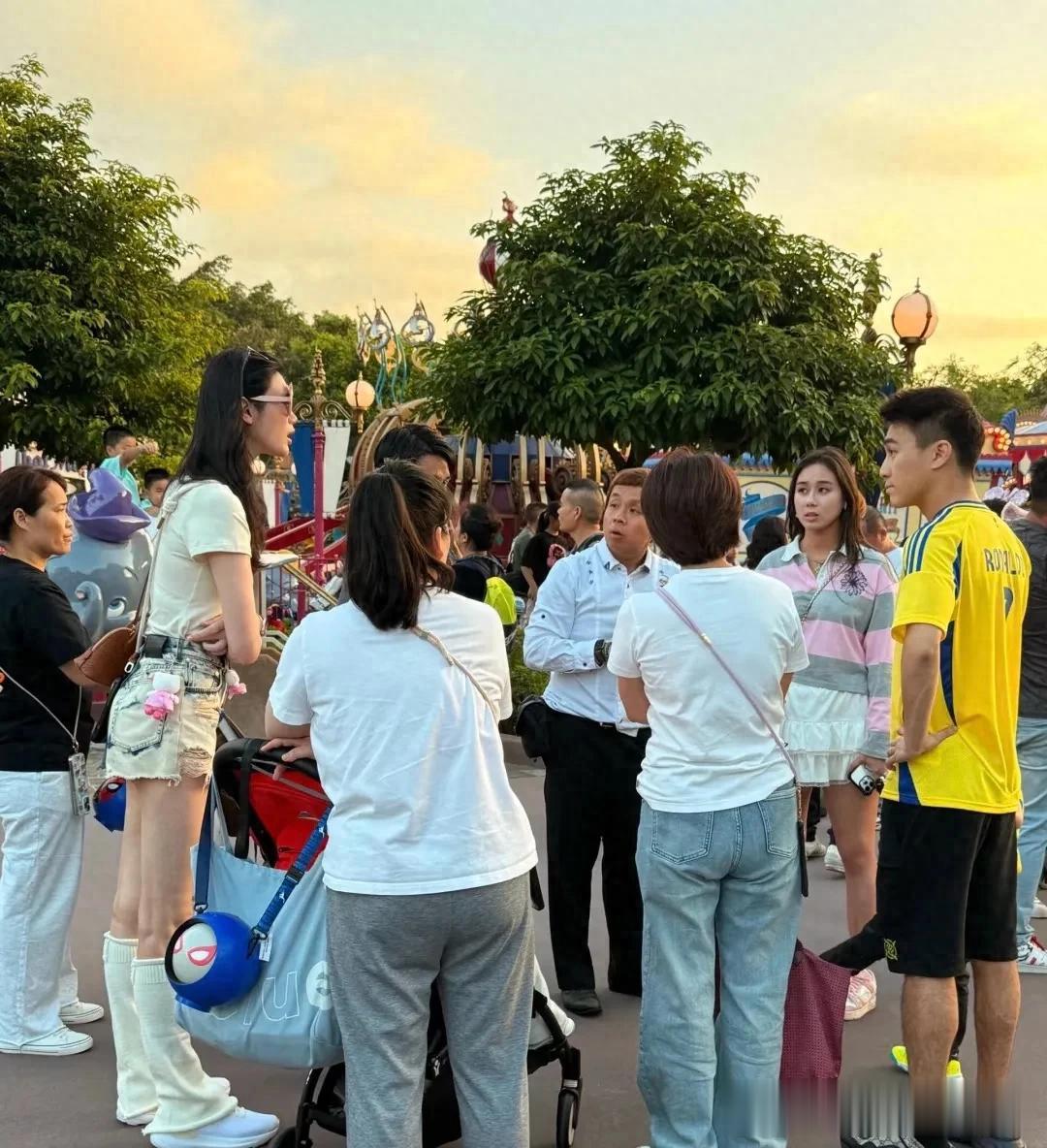 何猷君现身迪士尼,一边搂着女儿一边照顾儿子,也坐在马路牙子上