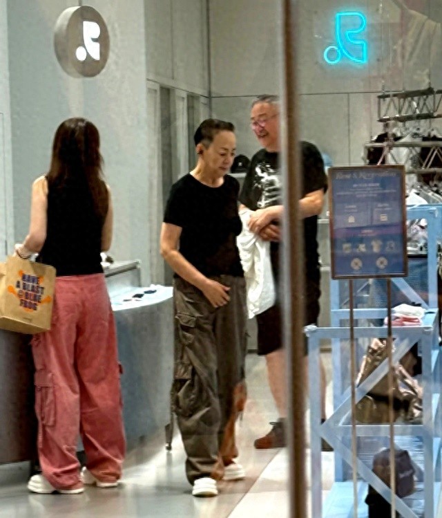 宋丹丹一家五口三里屯逛街,71岁赵玉吉满面春风,和儿媳有说有笑