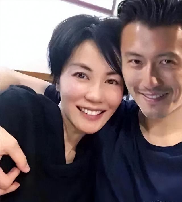 55岁王菲西藏拜佛曝光,汗衫配棉袄短发超飒气,不见谢霆锋身影