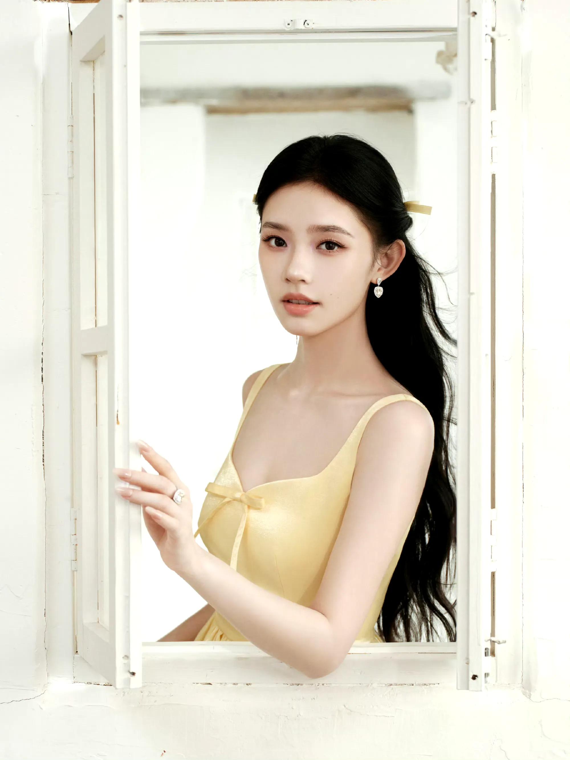 林允现身某活动，穿黄色长裙本人好漂亮，白到发光的存在状态超好