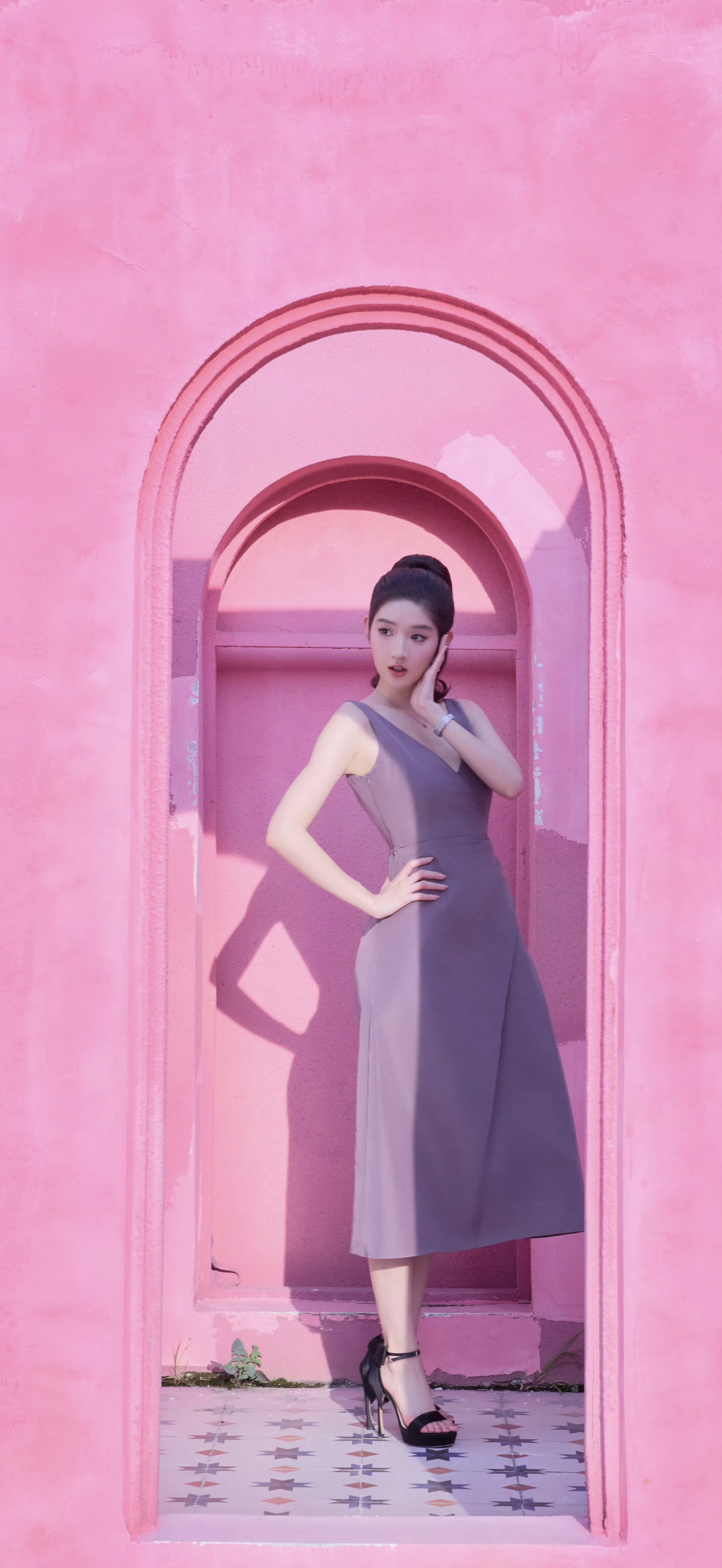 王玉雯紫色很有韵味！王玉雯黑色一字带包后跟高跟凉鞋壁纸