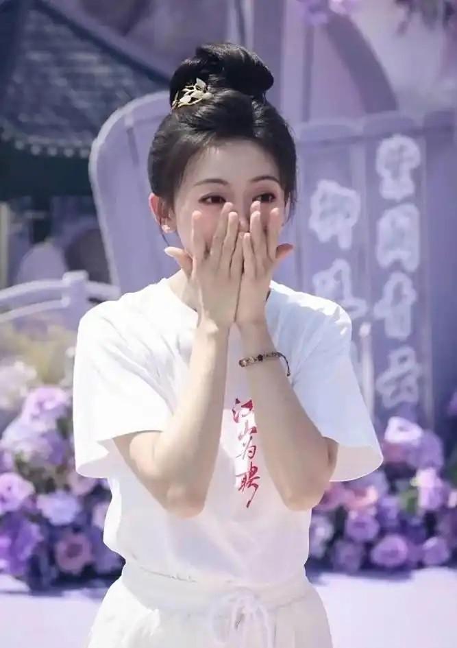 偶遇吴谨言新剧开机，她产后气色红润许多，身材也没有那么单薄了