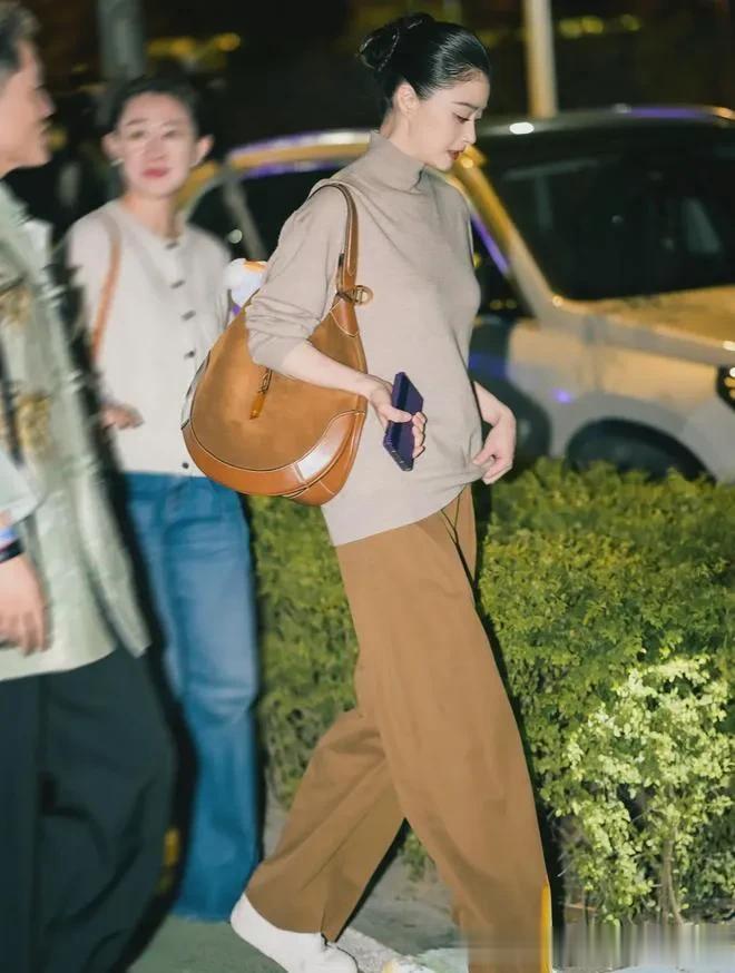 41岁蒋欣减肥后美得更高级！穿高领毛衣+棕色长裤，简约又高级！