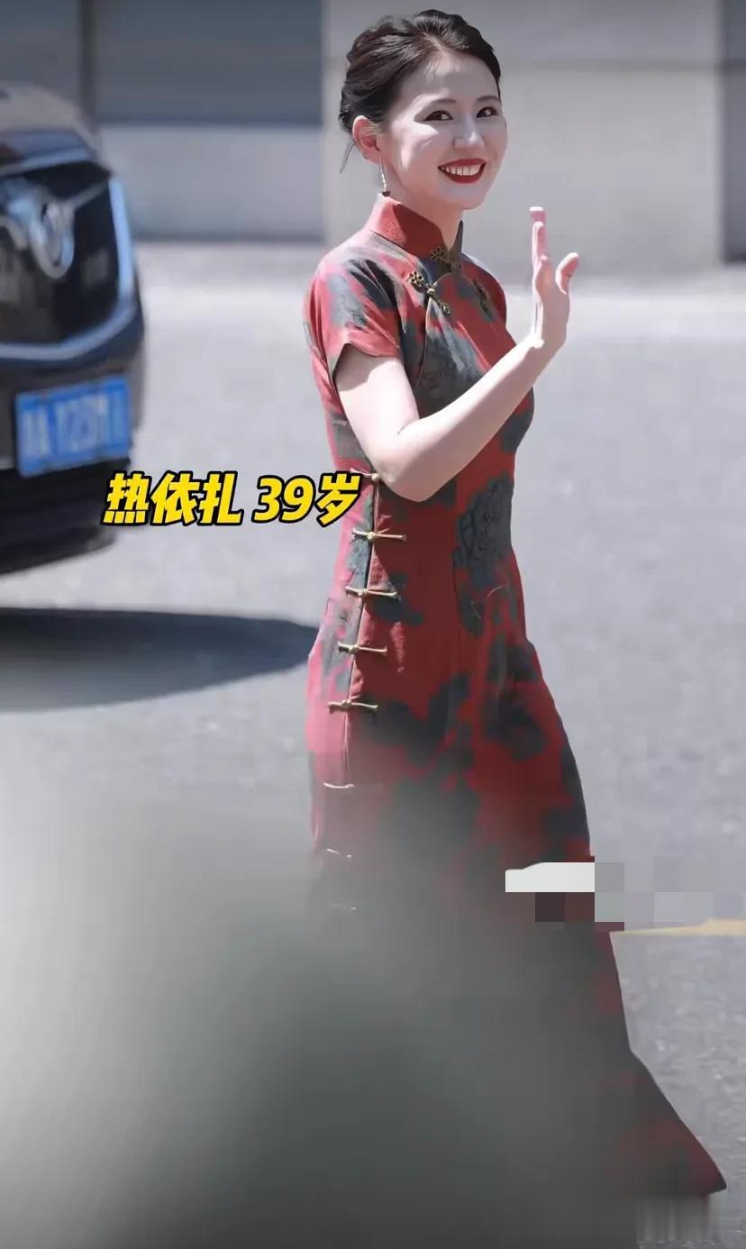 《王牌对王牌》最新上班路透，董璇穿旗袍好美，关晓彤大长腿抢镜