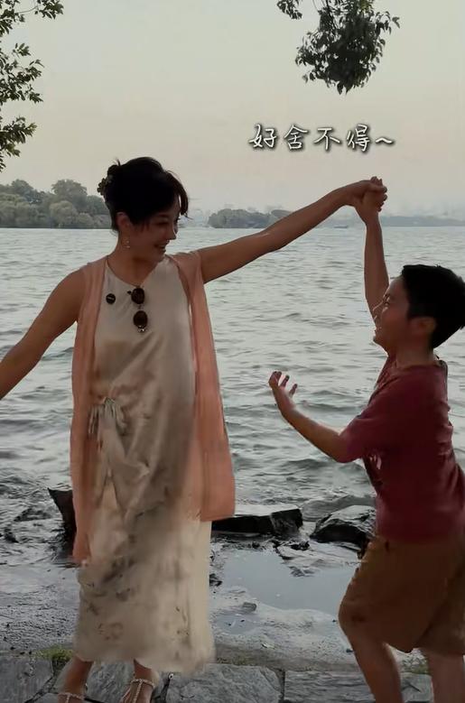 蔡琳带儿子来中国玩20天，还买了百香果带回国，自称在韩国吃不到