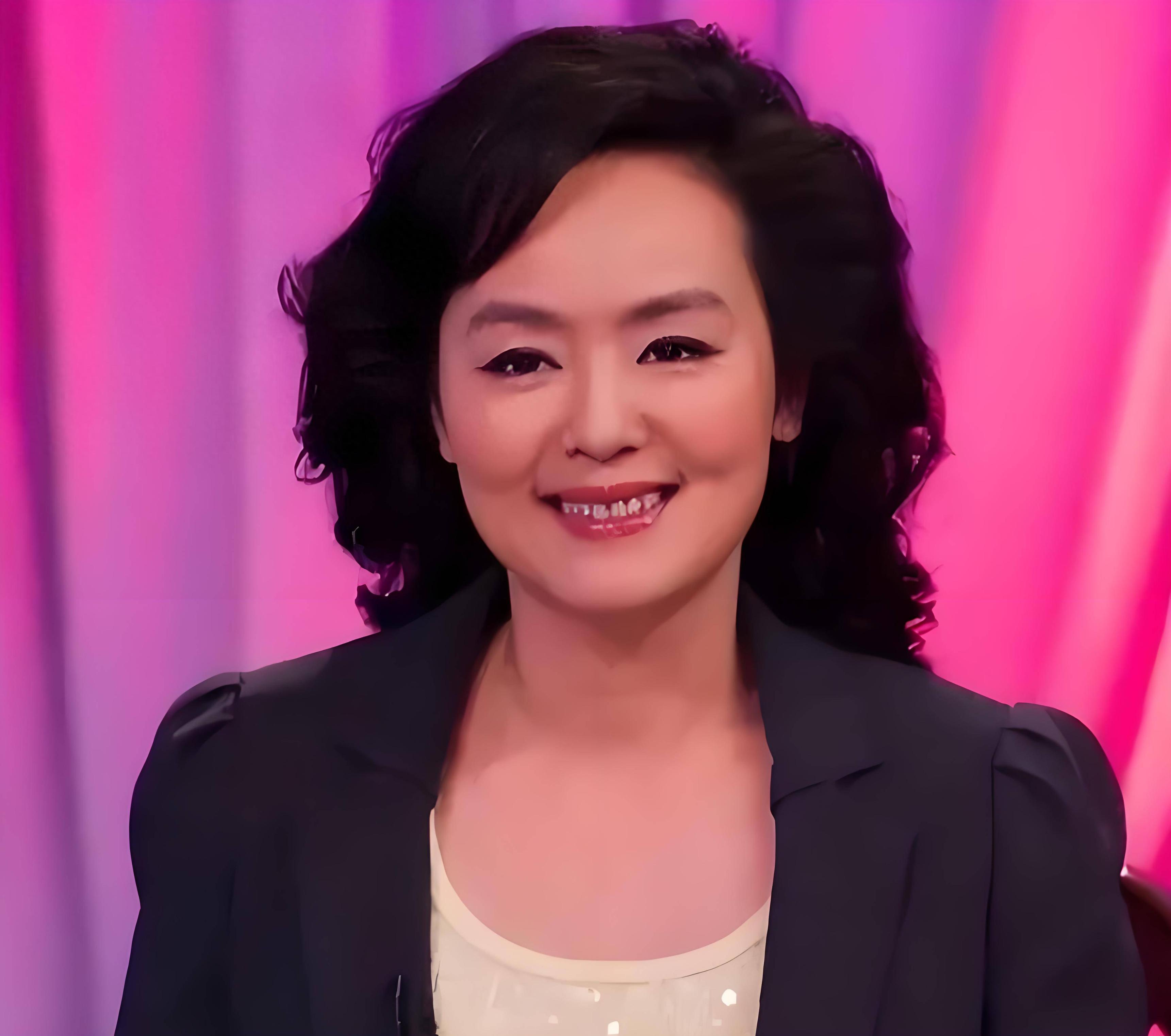 主持人孙小梅现状：59岁发福认不出，气质优雅，和海归丈夫很恩爱