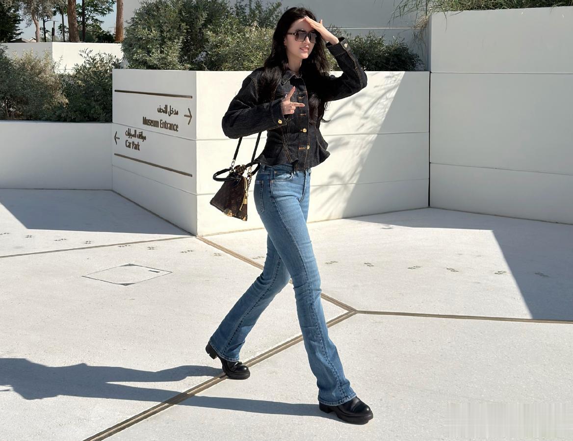 网友阿布扎比偶遇刘亦菲：素颜外出精气神十足，侧颜照好绝！