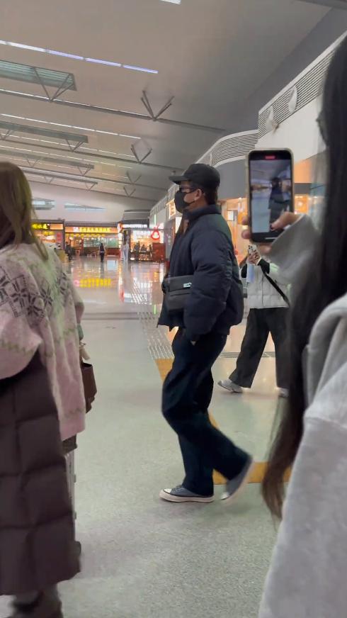 欧豪机场被偶遇，手指又短又粗糙，胳膊夹公文包老男人味十足