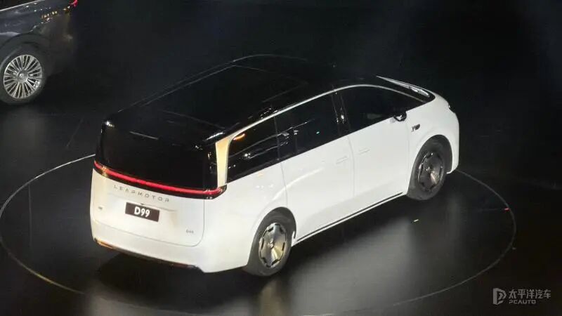 零跑首款MPV D99发布！1000V高压、双腔空悬，30万级太卷了