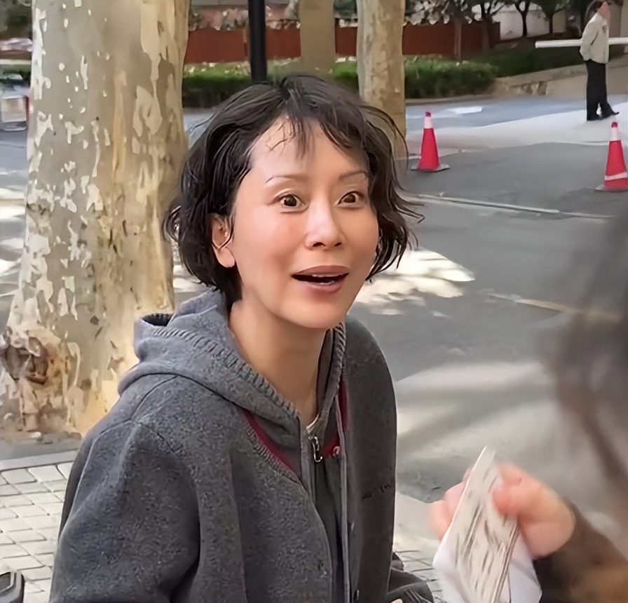 47岁海清近况让人心酸，脸垮嘴斜、又普又显老，昔日女神也落寞了