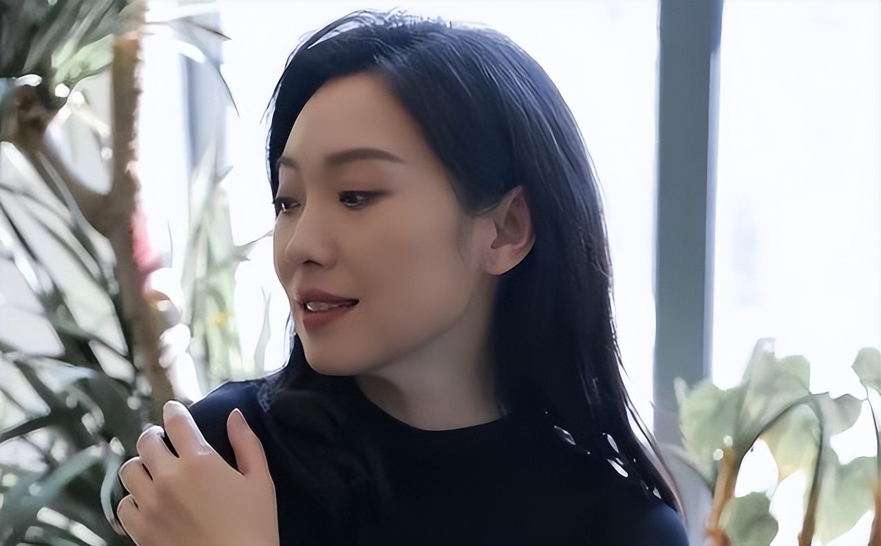 许亚军捧着，段奕宏护着，郭京飞宠着，演了55部戏，41岁终于红了