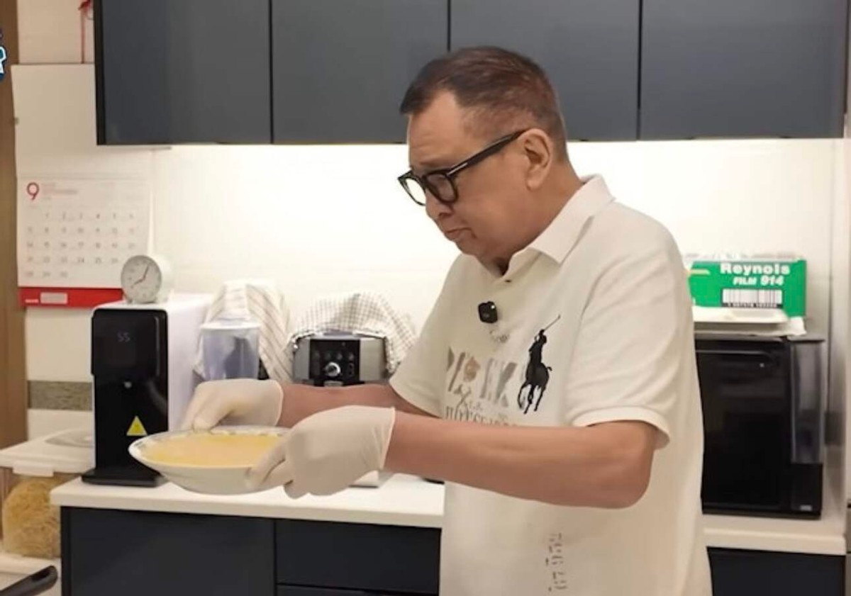 TVB金牌戏骨家中下厨多名工人服侍，家世显赫，父亲开金铺