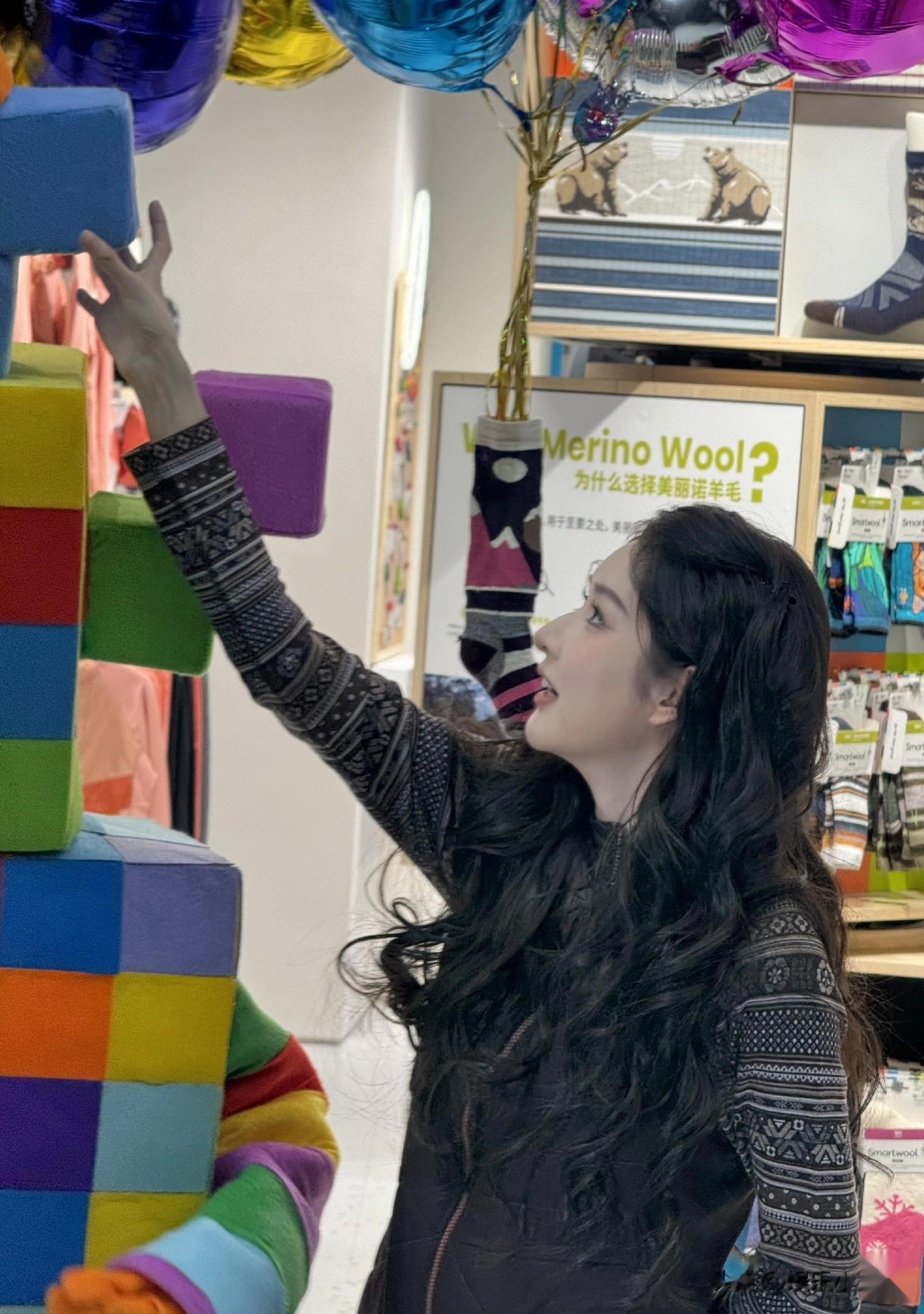 王玉雯北京出席线下活动，一袭浪漫波浪卷造型，这优雅范儿太绝了