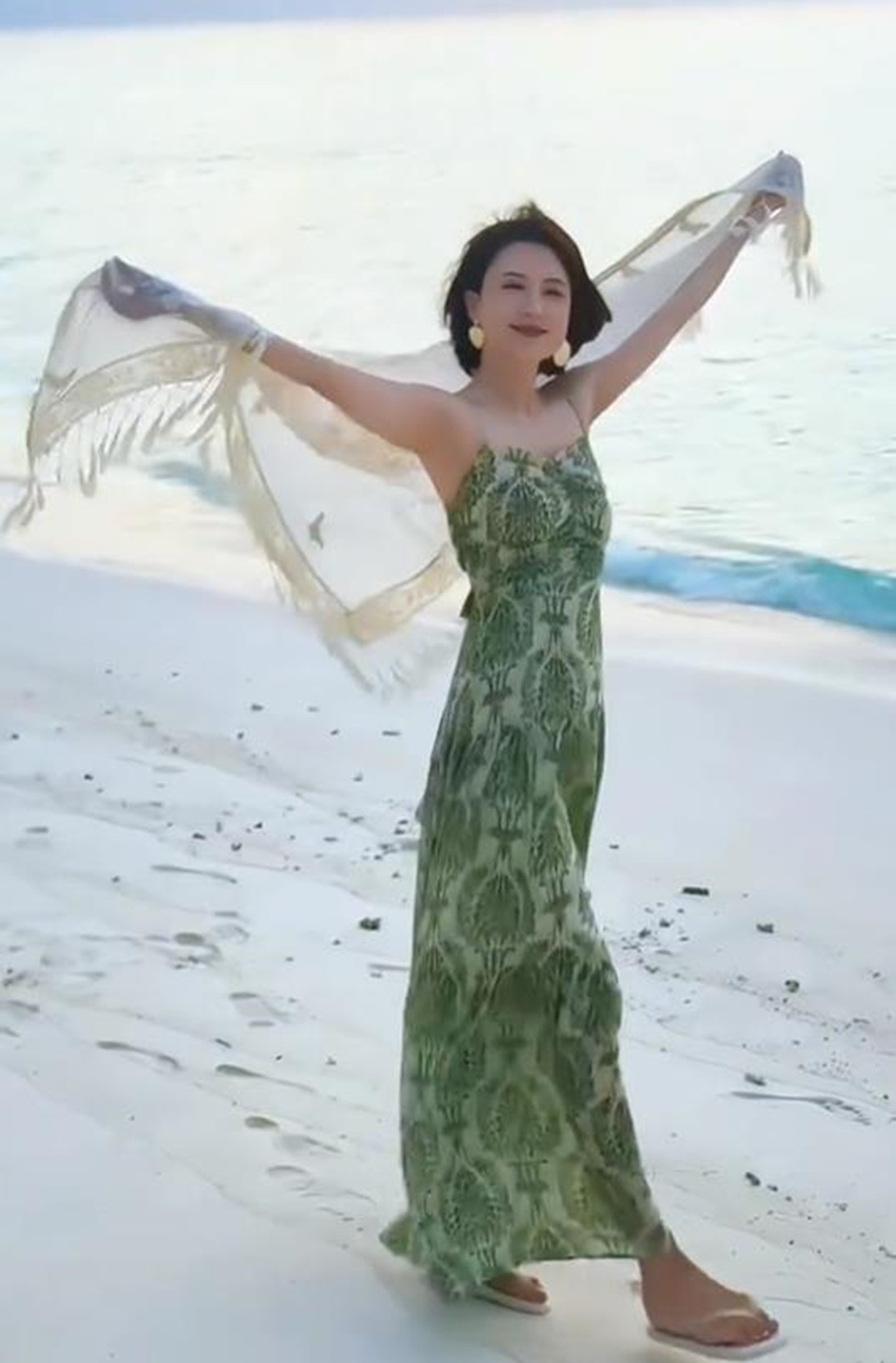 46岁张蕾晒海边度假照，穿吊带裙腋下管理的真好，获赞最美主持人