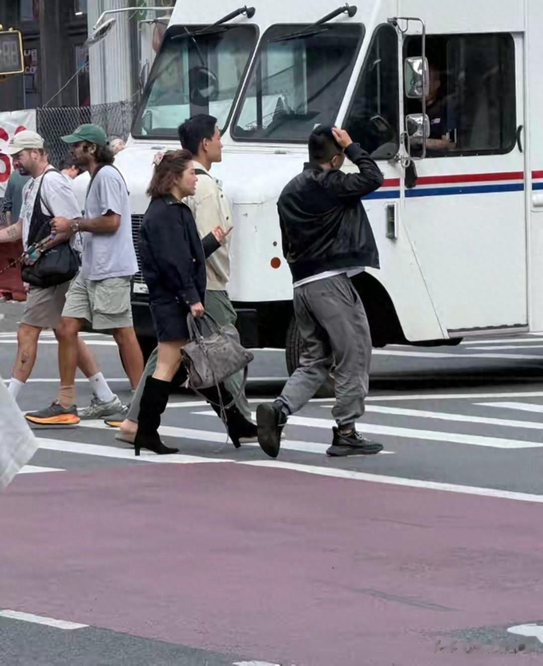 杨天真纽约被偶遇，脖子前倾、双下巴明显，和自拍差距也太大了吧