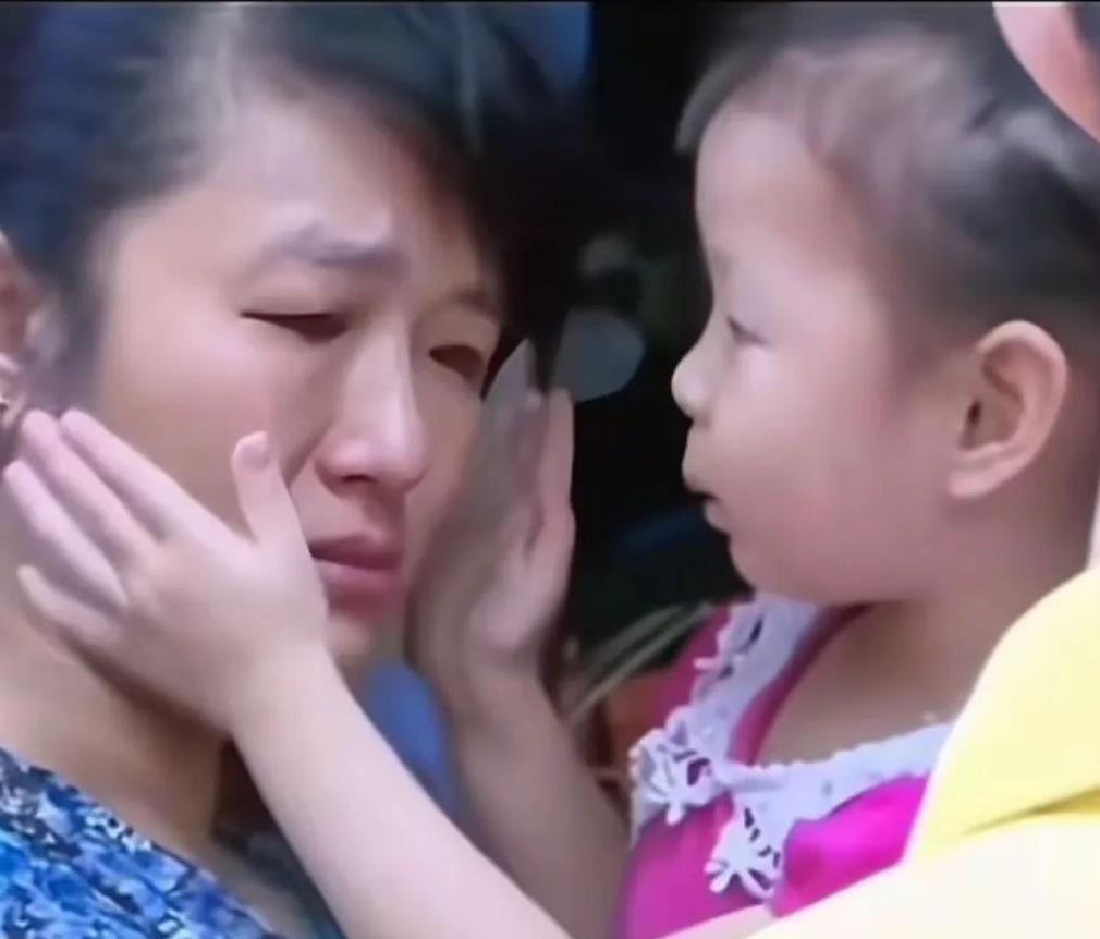 谢妈现身了！挽着谢爸，黑长发似从前