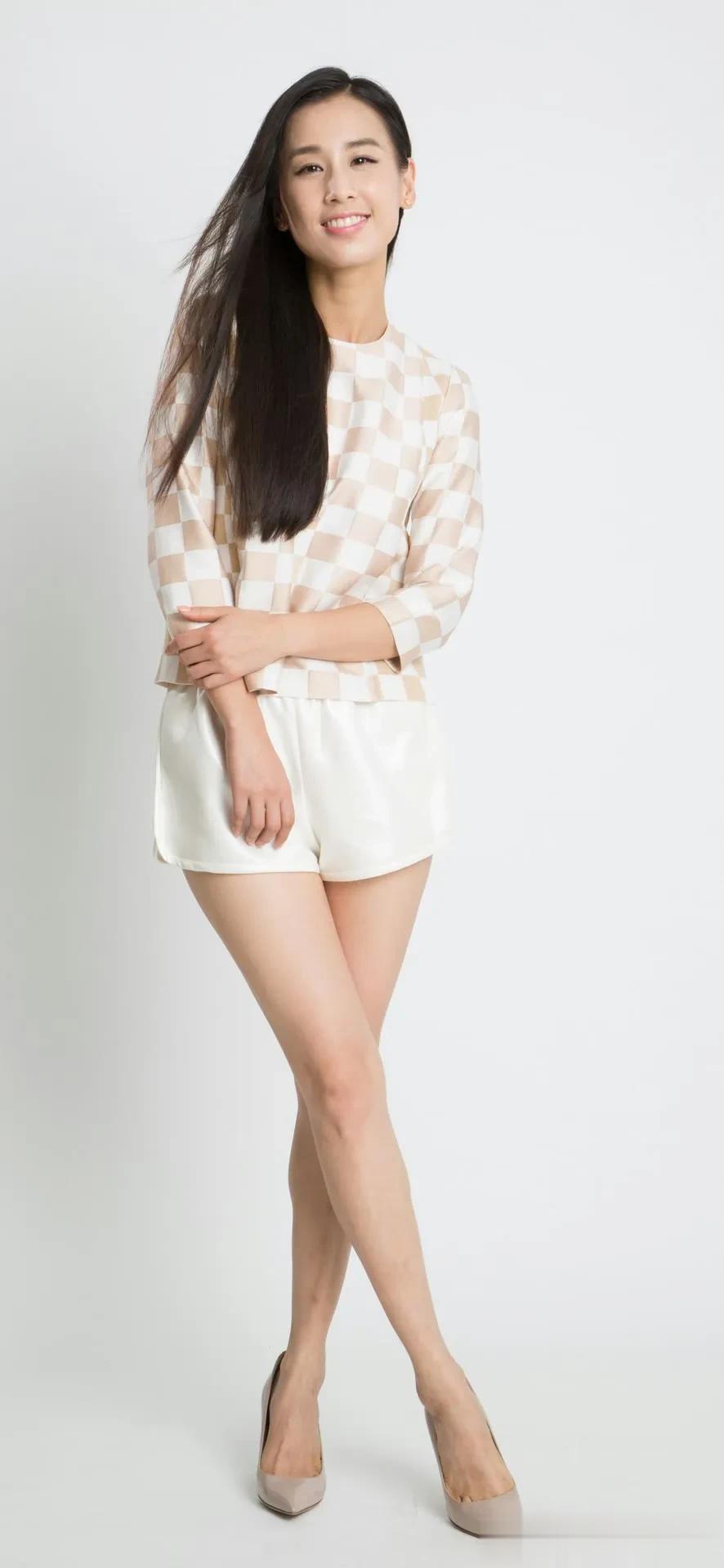 明星高清写真鉴赏｜黄圣依，白短裤配棋盘格，简约又显腿长！