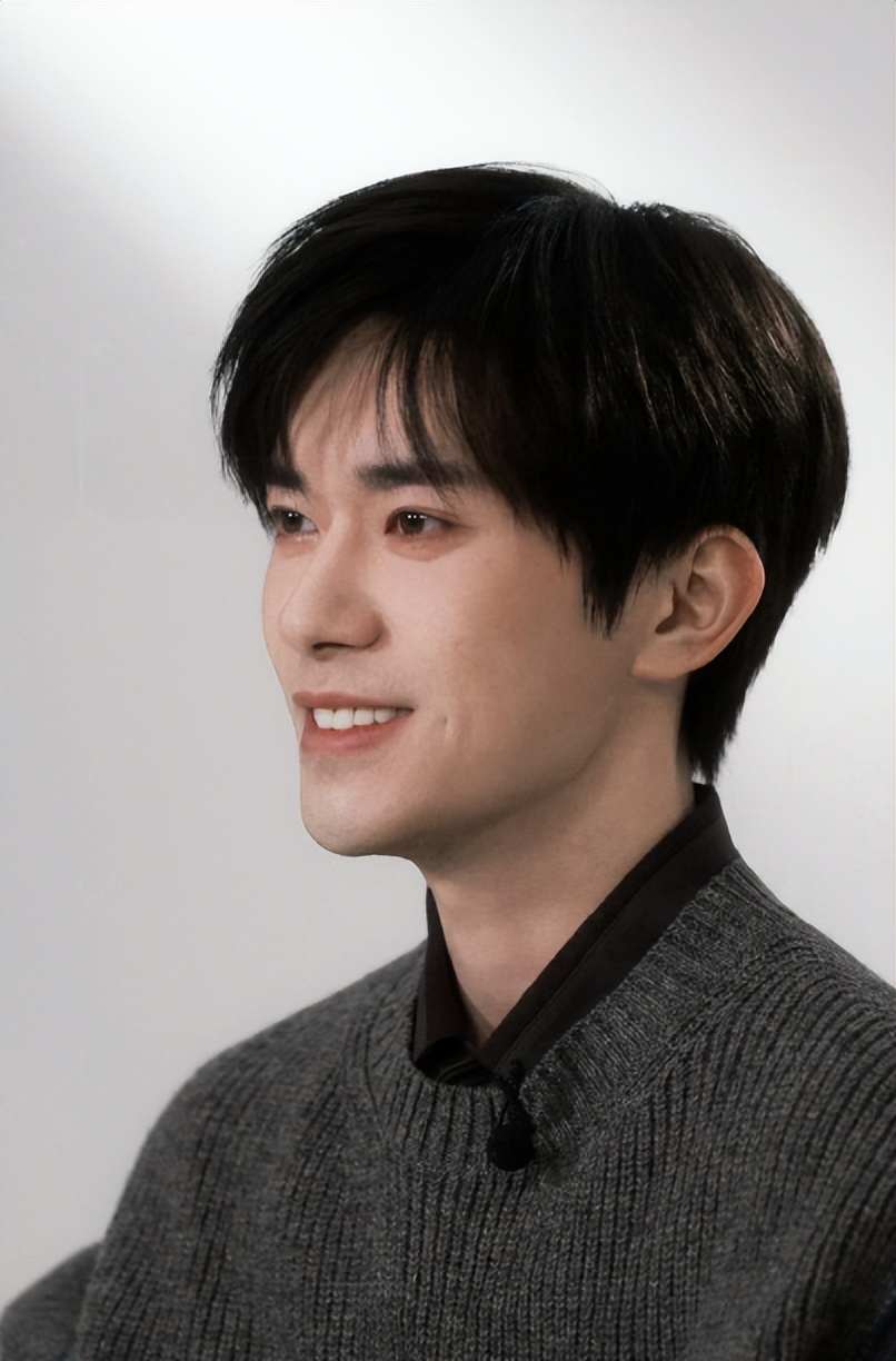 央视专访这次，易烊千玺只字未提赵丽颖，却给赵丽颖提了个醒